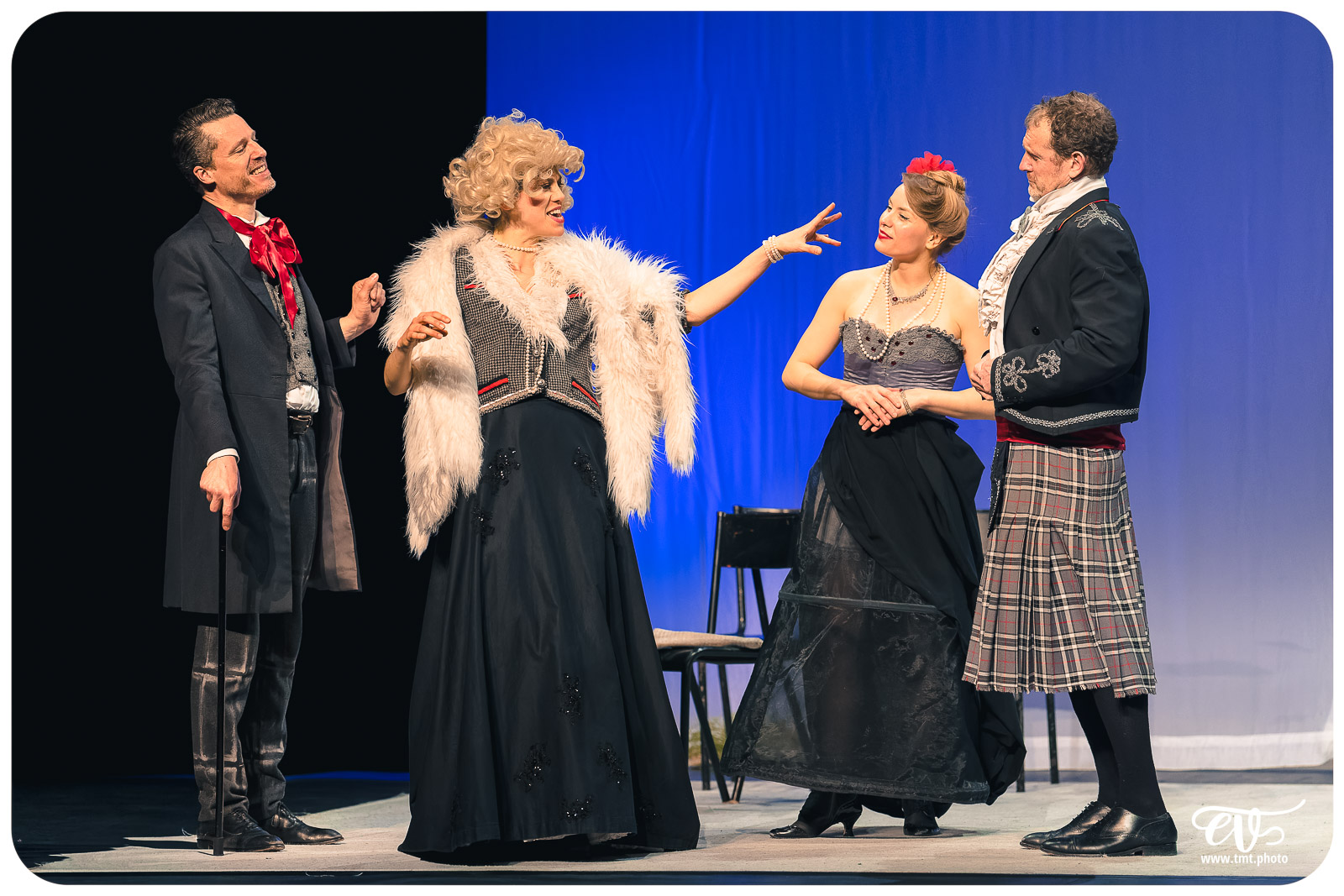 UN FIL A LA PATTE (CIE VIVA)